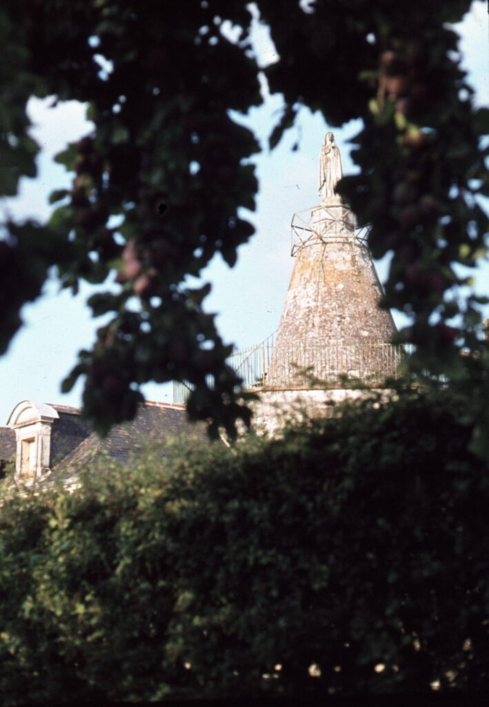 Un Moulin dans un écrin de verdure, à La Ménitré, s'ouvre à l'Art et à leurs créateurs